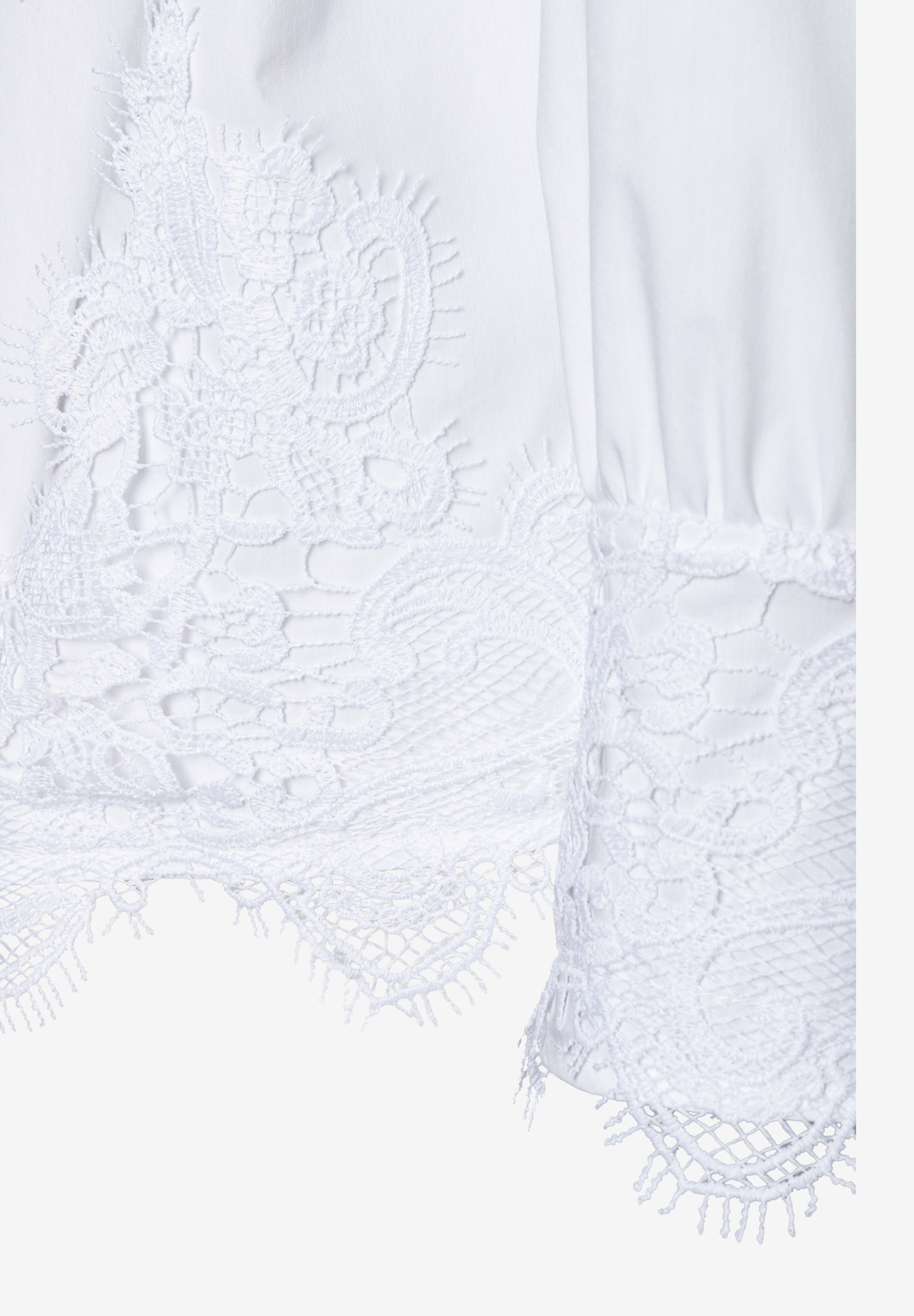 Detailansicht einer weißen MORE & MORE Bluse mit zarter Spitze am Ärmel, die angenehmen Tragekomfort verspricht. Detailansicht einer weißen MORE & MORE Bluse mit zarter Spitze am Ärmel, die angenehmen Tragekomfort verspricht.