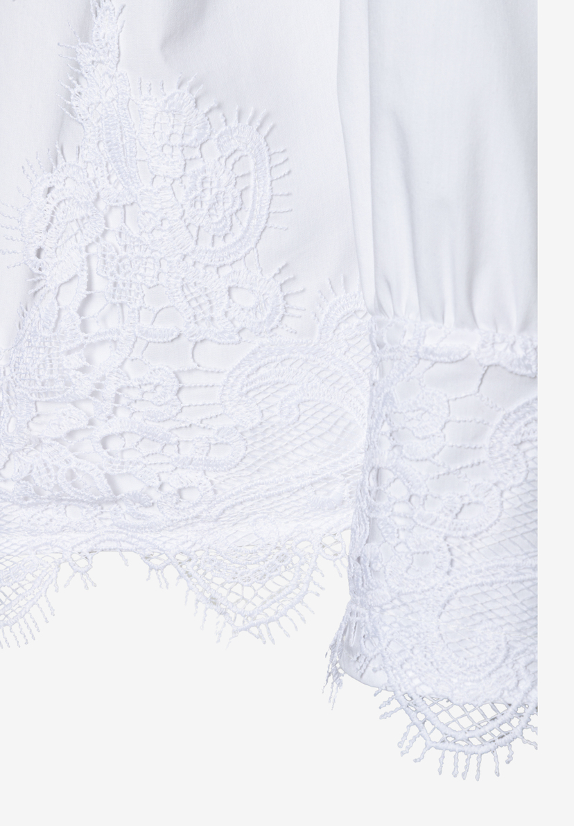 Detailansicht einer weißen MORE & MORE Bluse mit zarter Spitze am Ärmel, die angenehmen Tragekomfort verspricht. Detailansicht einer weißen MORE & MORE Bluse mit zarter Spitze am Ärmel, die angenehmen Tragekomfort verspricht.