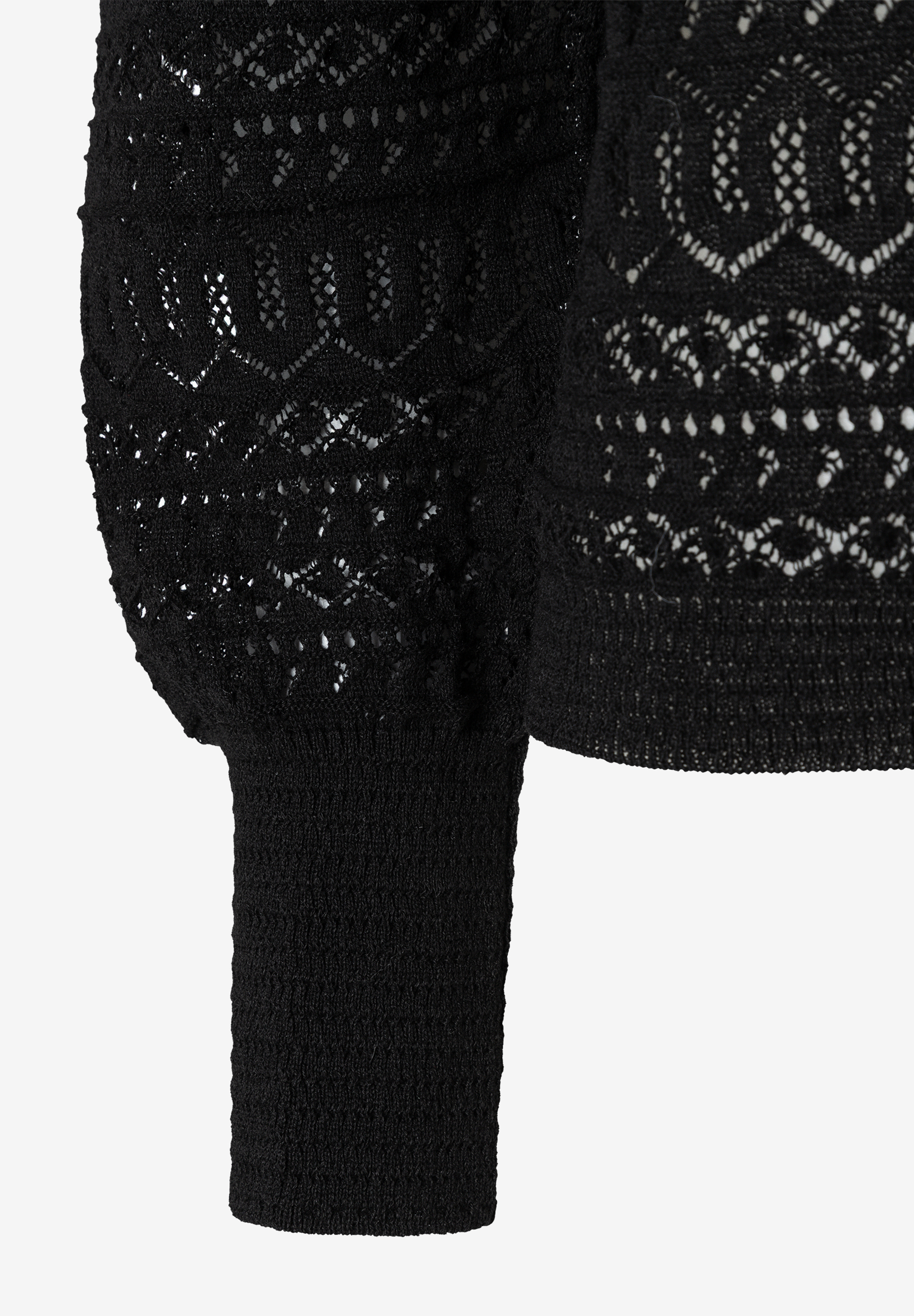 MORE & MORE Pullover: Detailansicht des Ärmels eines schwarzen Strickpullovers mit Lochmuster.