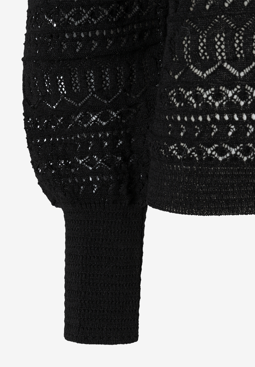 MORE & MORE Pullover: Detailansicht des Ärmels eines schwarzen Strickpullovers mit Lochmuster.