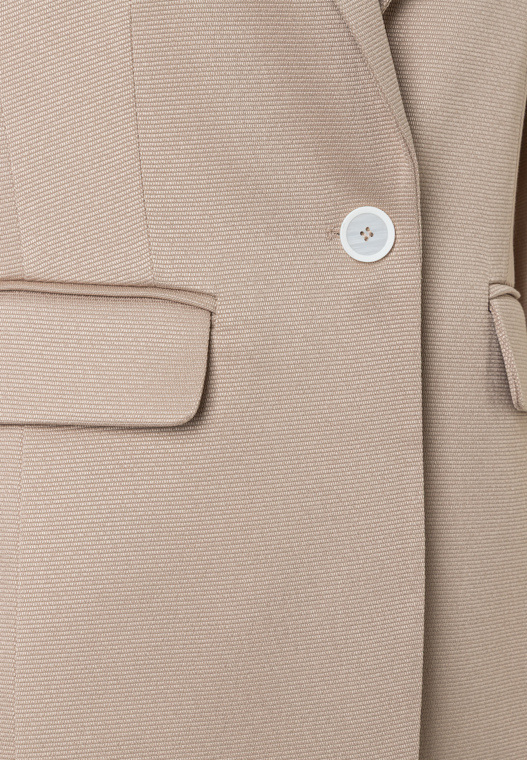 Detailansicht eines MORE & MORE Blazers mit Tasche und Knopf. Detailansicht eines MORE & MORE Blazers mit Tasche und Knopf.