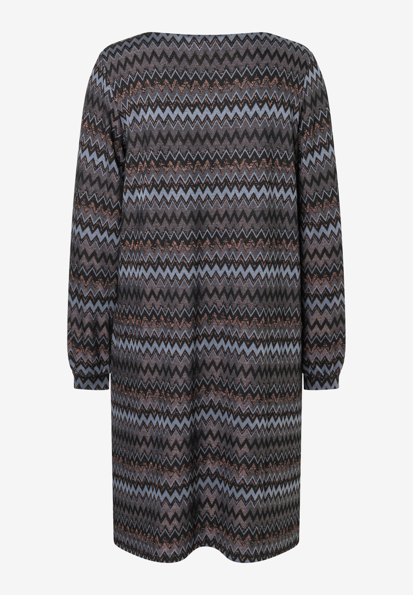 Ein MORE & MORE Oberteil mit Zickzackmuster in Grau-, Blau- und Brauntönen auf weißem Hintergrund. Ein MORE & MORE Oberteil mit Zickzackmuster in Grau-, Blau- und Brauntönen auf weißem Hintergrund.