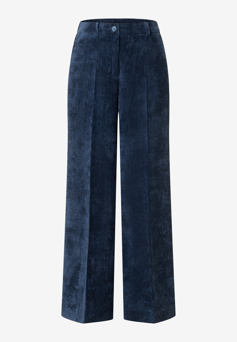 MORE & MORE Jeans aus elastischem Cord in dunklem Marineblau. Die Hose hat einen weichen Griff und bietet angenehmen Tragekomfort. MORE & MORE Jeans aus elastischem Cord in dunklem Marineblau. Die Hose hat einen weichen Griff und bietet angenehmen Tragekomfort.