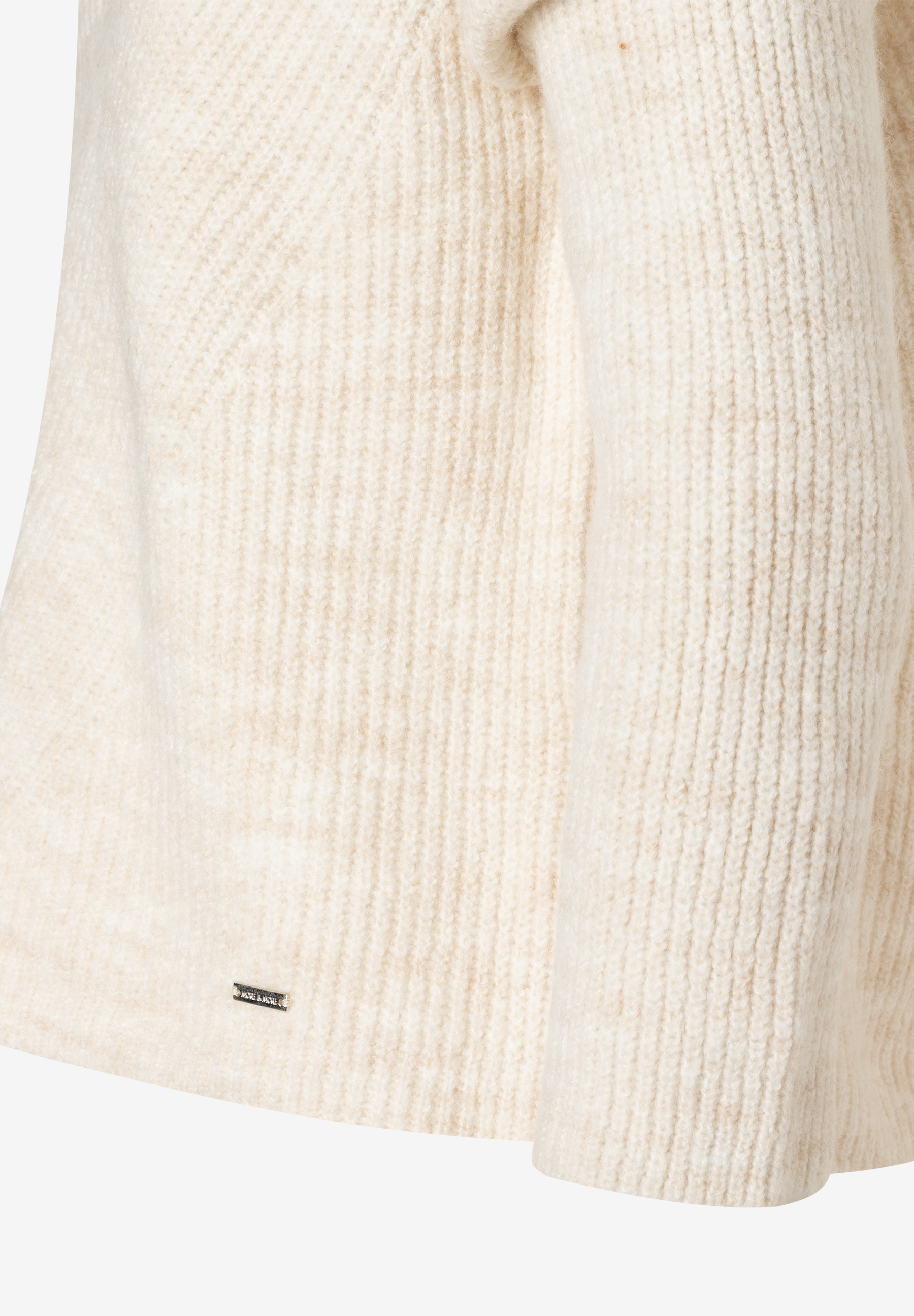 Detailansicht eines MORE & MORE Oberteils. Rippstrick-Material sorgt für angenehmen Tragekomfort und einen soften Griff. Detailansicht eines MORE & MORE Oberteils. Rippstrick-Material sorgt für angenehmen Tragekomfort und einen soften Griff.