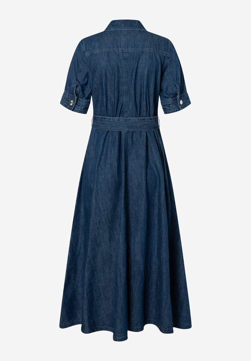 Ein MORE & MORE Oberteil aus Denim mit kurzen Ärmeln und Gürtel in der Taille. Ein MORE & MORE Oberteil aus Denim mit kurzen Ärmeln und Gürtel in der Taille.