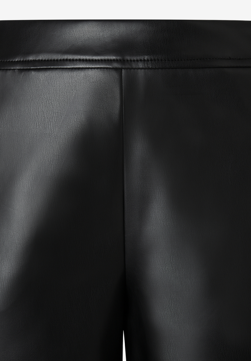 MORE & MORE schwarze Kunstlederhose mit sichtbaren Nähten und Reißverschluss, die Textur des Materials ist erkennbar. MORE & MORE schwarze Kunstlederhose mit sichtbaren Nähten und Reißverschluss, die Textur des Materials ist erkennbar.