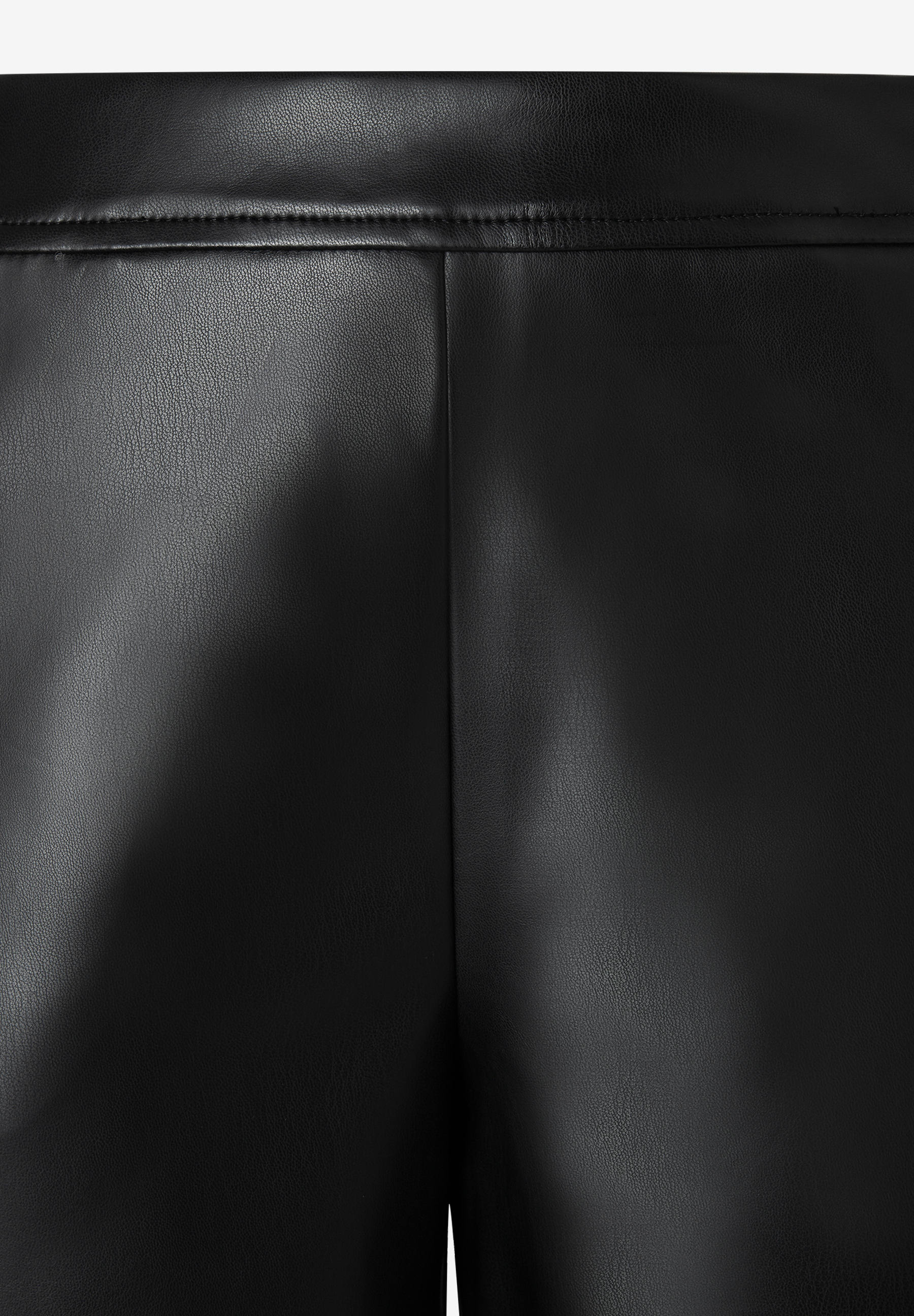 MORE & MORE schwarze Kunstlederhose mit sichtbaren Nähten und Reißverschluss, die Textur des Materials ist erkennbar. MORE & MORE schwarze Kunstlederhose mit sichtbaren Nähten und Reißverschluss, die Textur des Materials ist erkennbar.