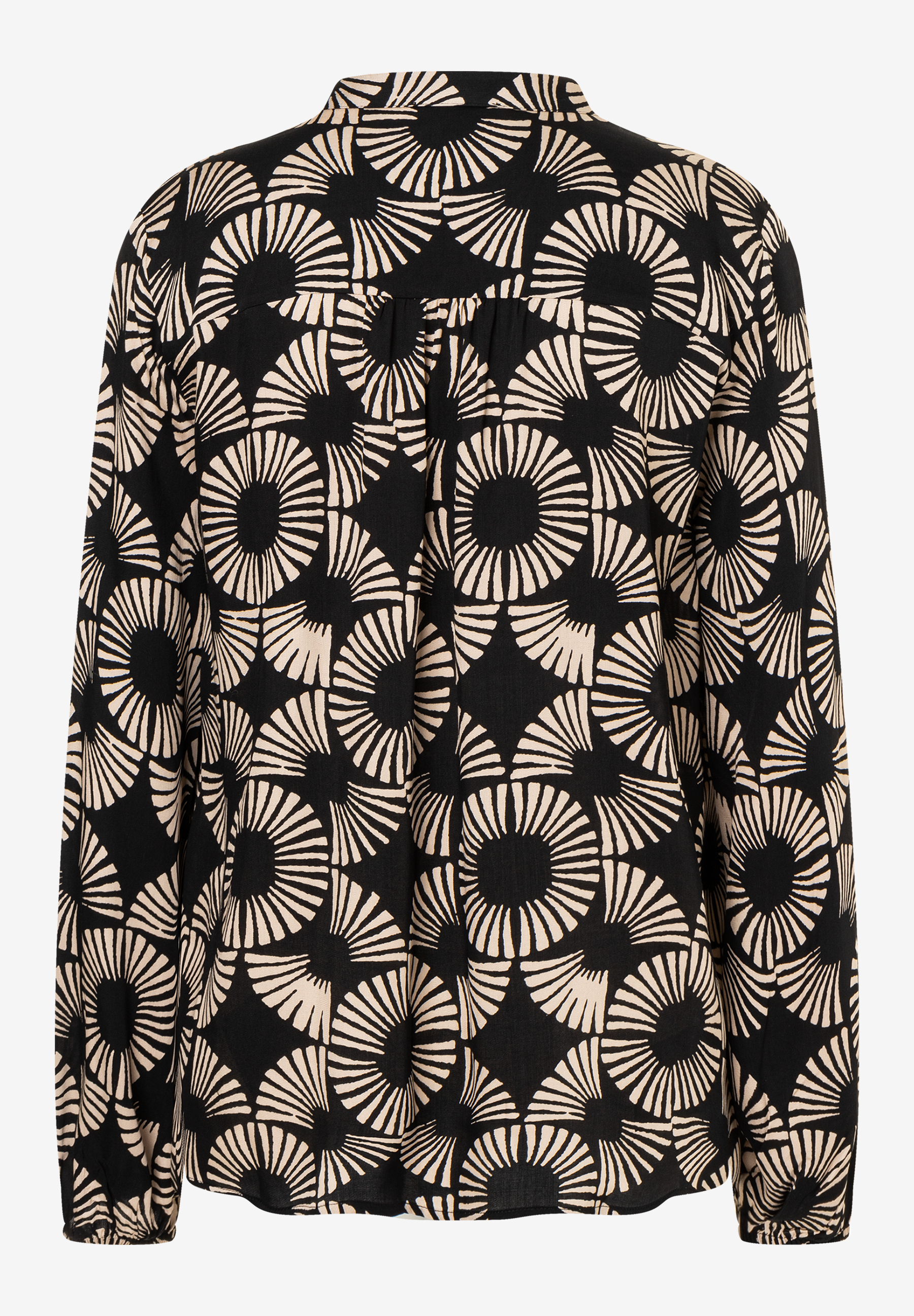 Eine MORE & MORE Bluse mit fließendem, leichtem Viskosematerial und einem schwarz-weißen Muster. Eine MORE & MORE Bluse mit fließendem, leichtem Viskosematerial und einem schwarz-weißen Muster.