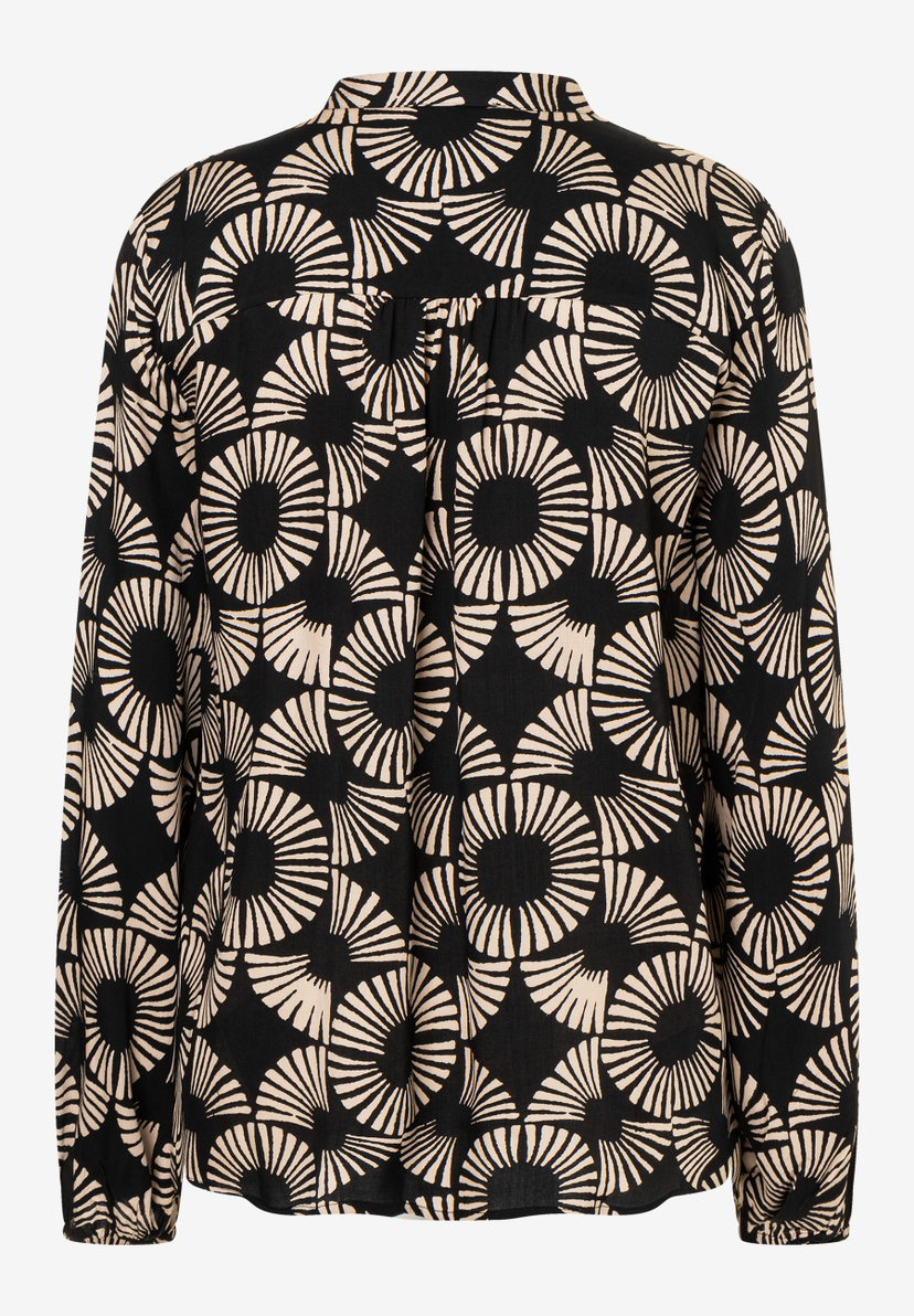 Eine MORE & MORE Bluse mit fließendem, leichtem Viskosematerial und einem schwarz-weißen Muster. Eine MORE & MORE Bluse mit fließendem, leichtem Viskosematerial und einem schwarz-weißen Muster.
