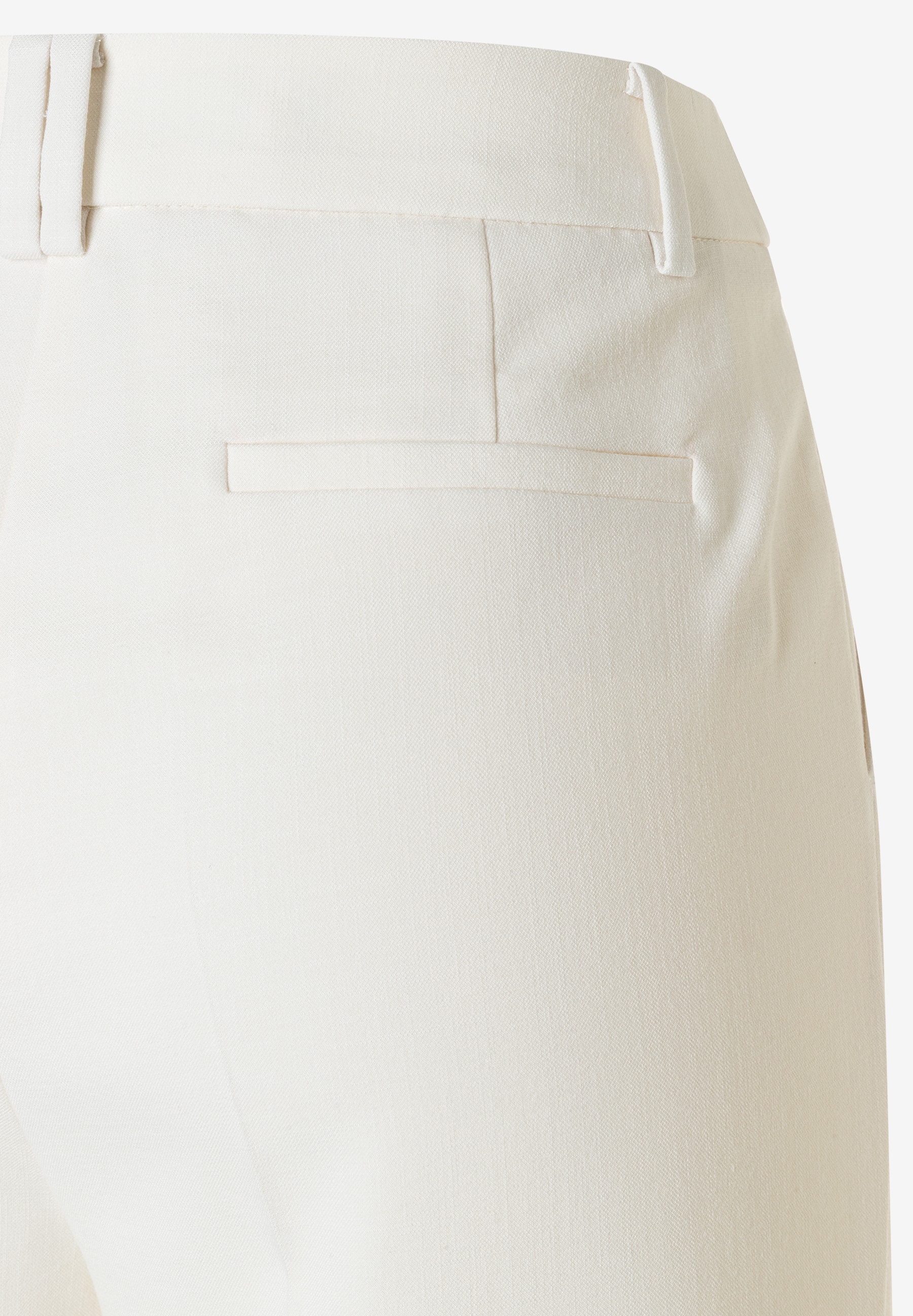 Detailaufnahme einer weißen MORE & MORE Hose mit Gesäßtasche und Gürtelschlaufen. Detailaufnahme einer weißen MORE & MORE Hose mit Gesäßtasche und Gürtelschlaufen.