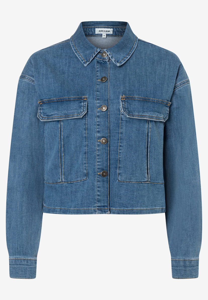 Eine blaue Jeansjacke von MORE & MORE mit Knopfleiste und zwei Brusttaschen. Eine blaue Jeansjacke von MORE & MORE mit Knopfleiste und zwei Brusttaschen.