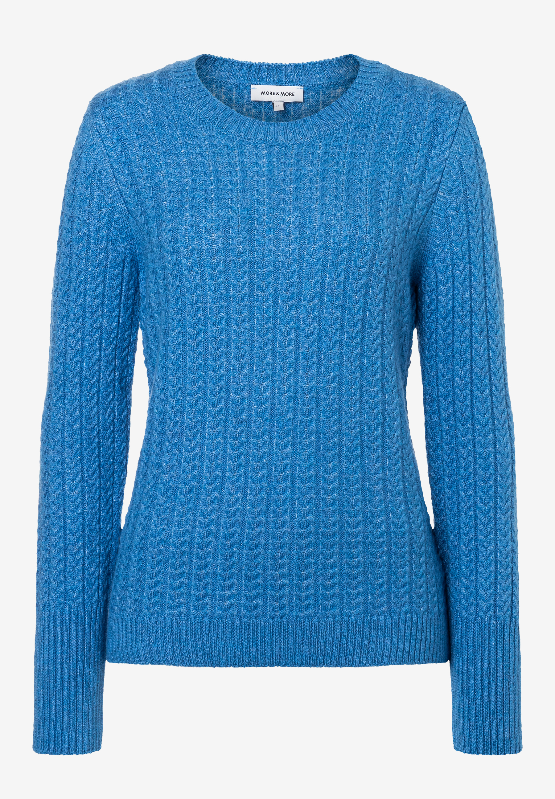 Ein blauer MORE & MORE Strickpullover mit Rundhalsausschnitt und Zopfmuster ist auf weißem Grund zu sehen. Ein blauer MORE & MORE Strickpullover mit Rundhalsausschnitt und Zopfmuster ist auf weißem Grund zu sehen.
