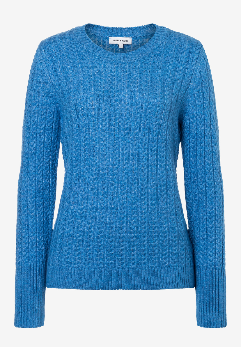 Ein blauer MORE & MORE Strickpullover mit Rundhalsausschnitt und Zopfmuster ist auf weißem Grund zu sehen. Ein blauer MORE & MORE Strickpullover mit Rundhalsausschnitt und Zopfmuster ist auf weißem Grund zu sehen.