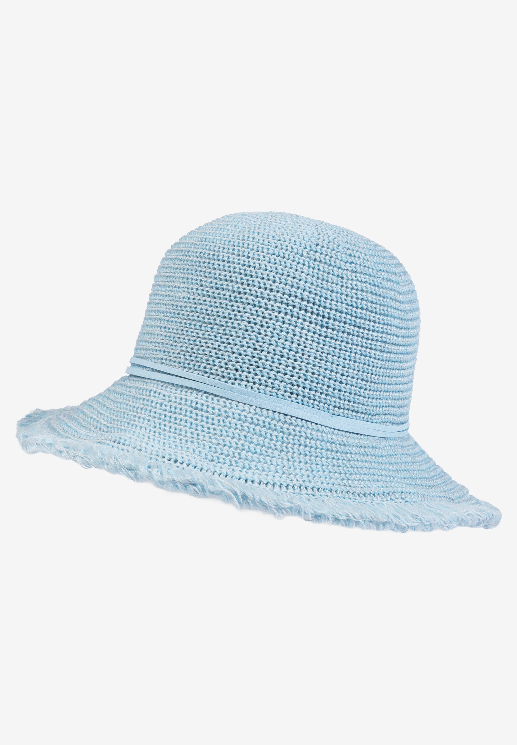 Ein hellblauer MORE & MORE Hut, gehäkelt, mit farblich passendem Band und fransigem Rand.