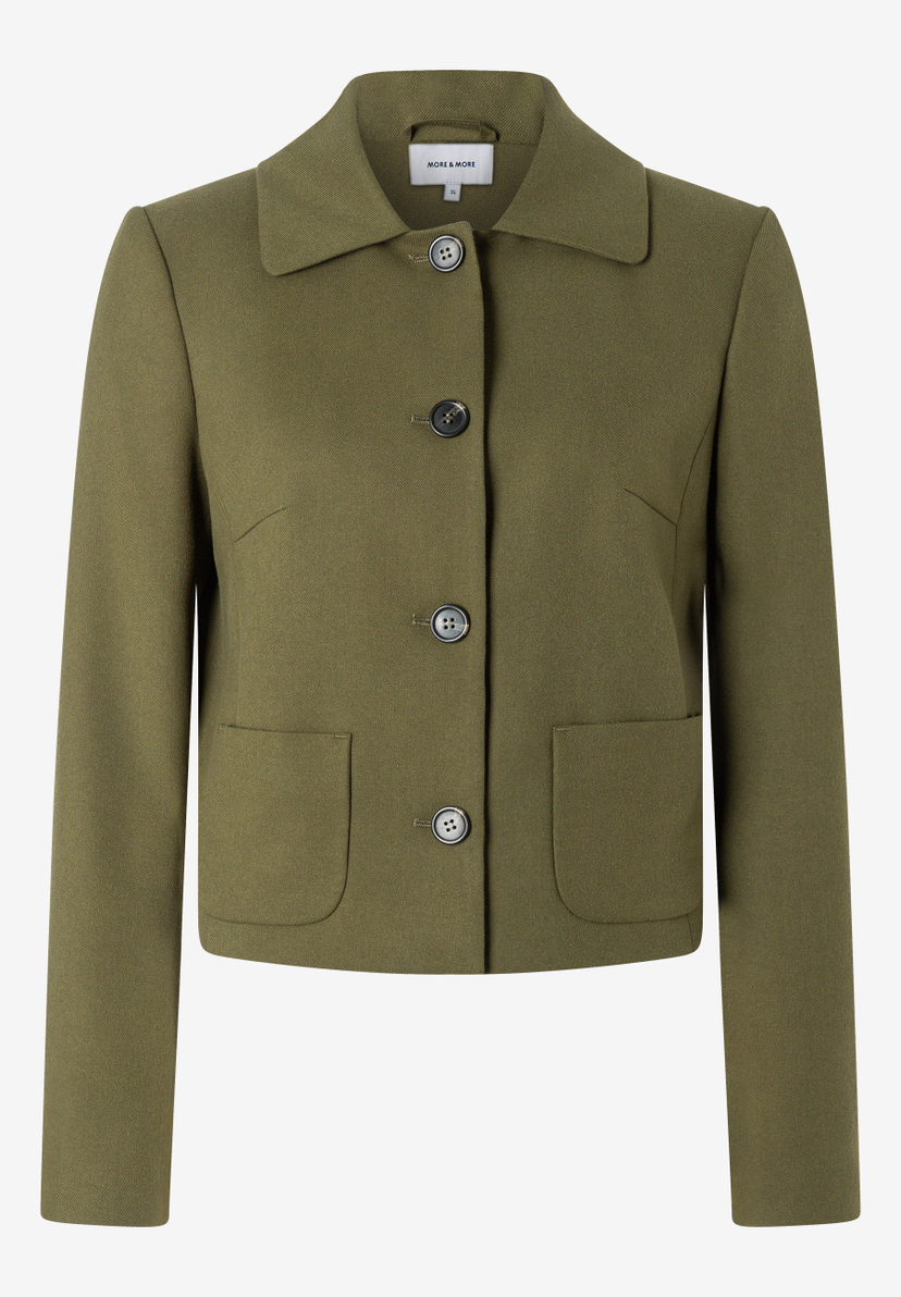 MORE & MORE Kurz-Blazer in Olivgrün mit Kragen, Knopfleiste und aufgesetzten Taschen. MORE & MORE Kurz-Blazer in Olivgrün mit Kragen, Knopfleiste und aufgesetzten Taschen.
