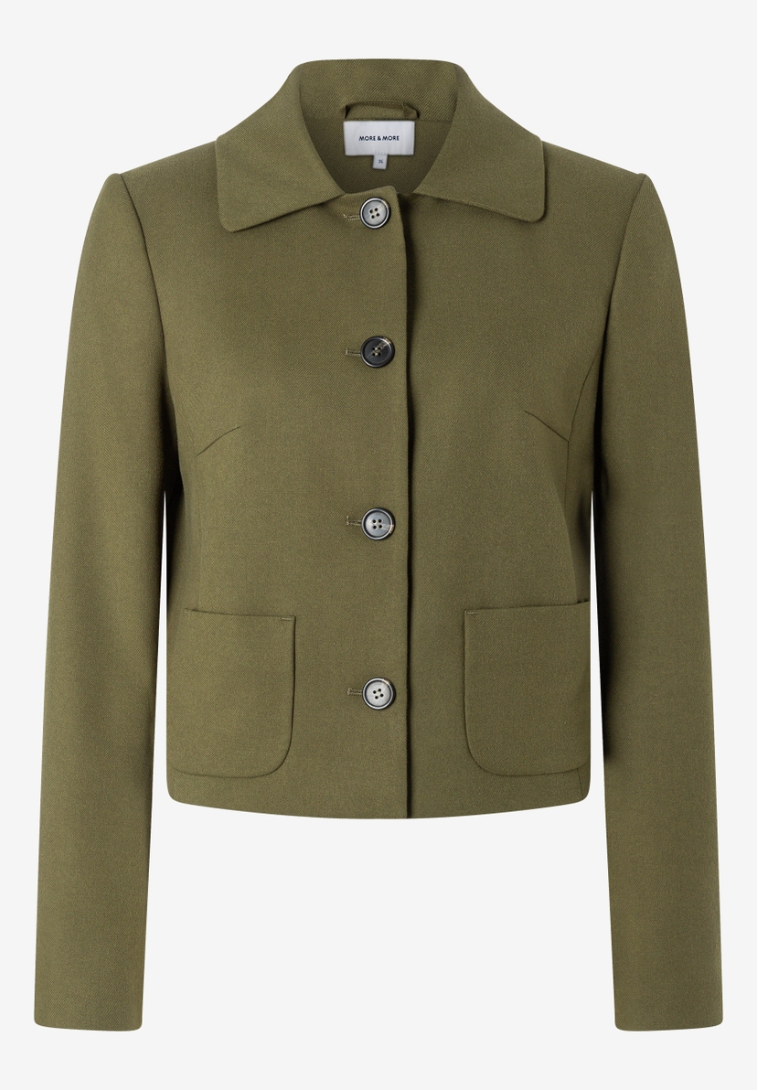 MORE & MORE Kurz-Blazer in Khaki mit Knopfleiste und Pattentaschen, leicht tailliert, klassischer Kragen, 3/4-Ärmel. MORE & MORE Kurz-Blazer in Khaki mit Knopfleiste und Pattentaschen, leicht tailliert, klassischer Kragen, 3/4-Ärmel.