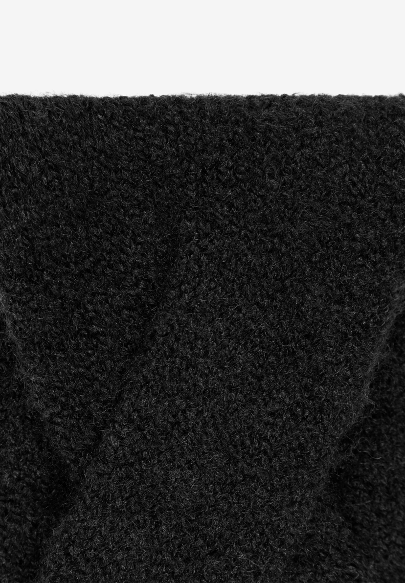 Nahaufnahme eines MORE & MORE Accessoires, ein schwarzer, flauschiger Stoff mit kurzen Fasern ist zu sehen.