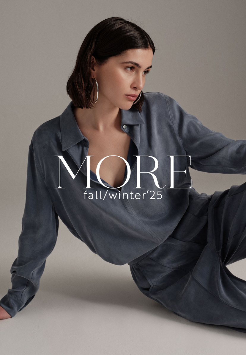 Eine Frau in MORE & MORE Oberteilen, Teil der Herbst/Winter '25 Kollektion, trägt große Creolen. Eine Frau in MORE & MORE Oberteilen, Teil der Herbst/Winter '25 Kollektion, trägt große Creolen.