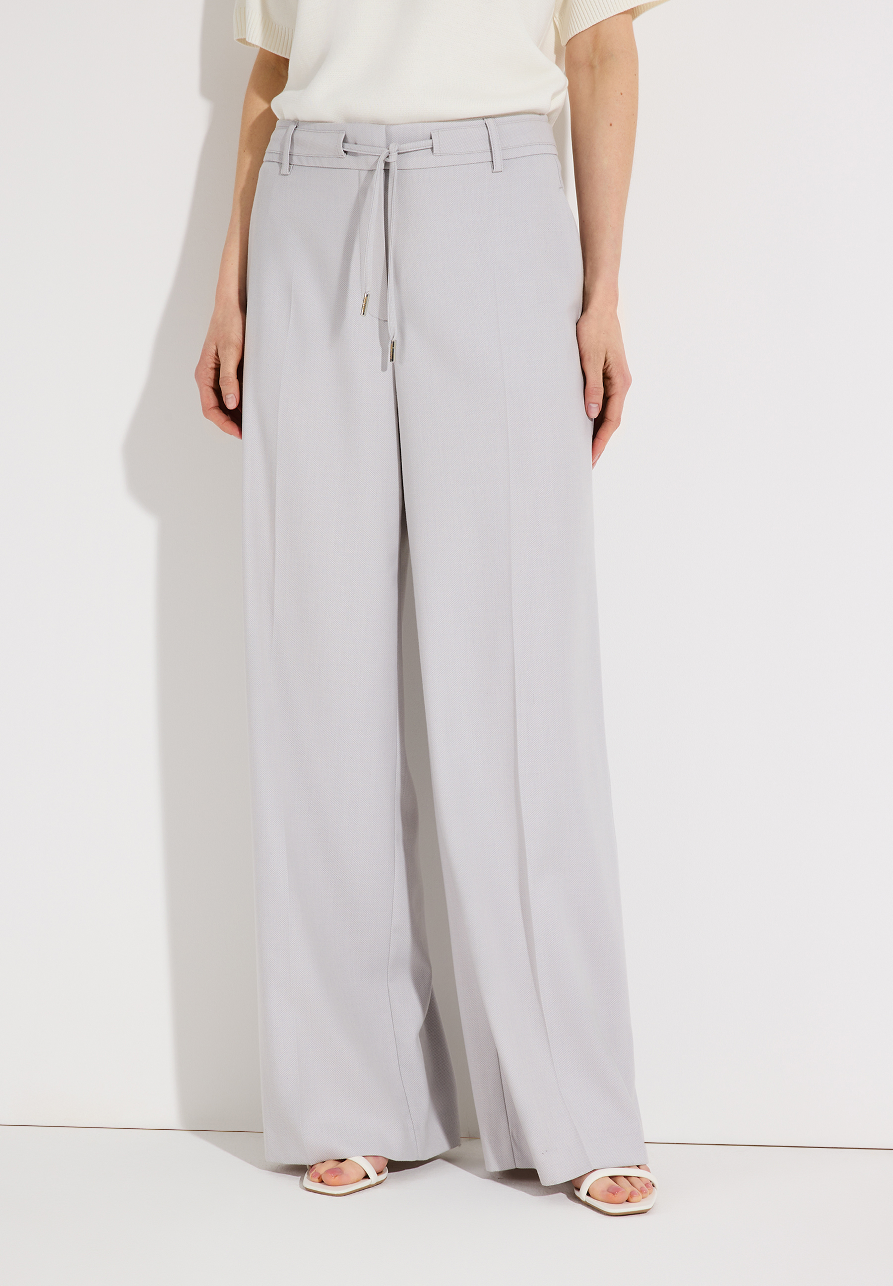 Eine helle, locker sitzende MORE & MORE Hose aus Viskosemischung mit Kordelzug. Angenehmer Tragekomfort.