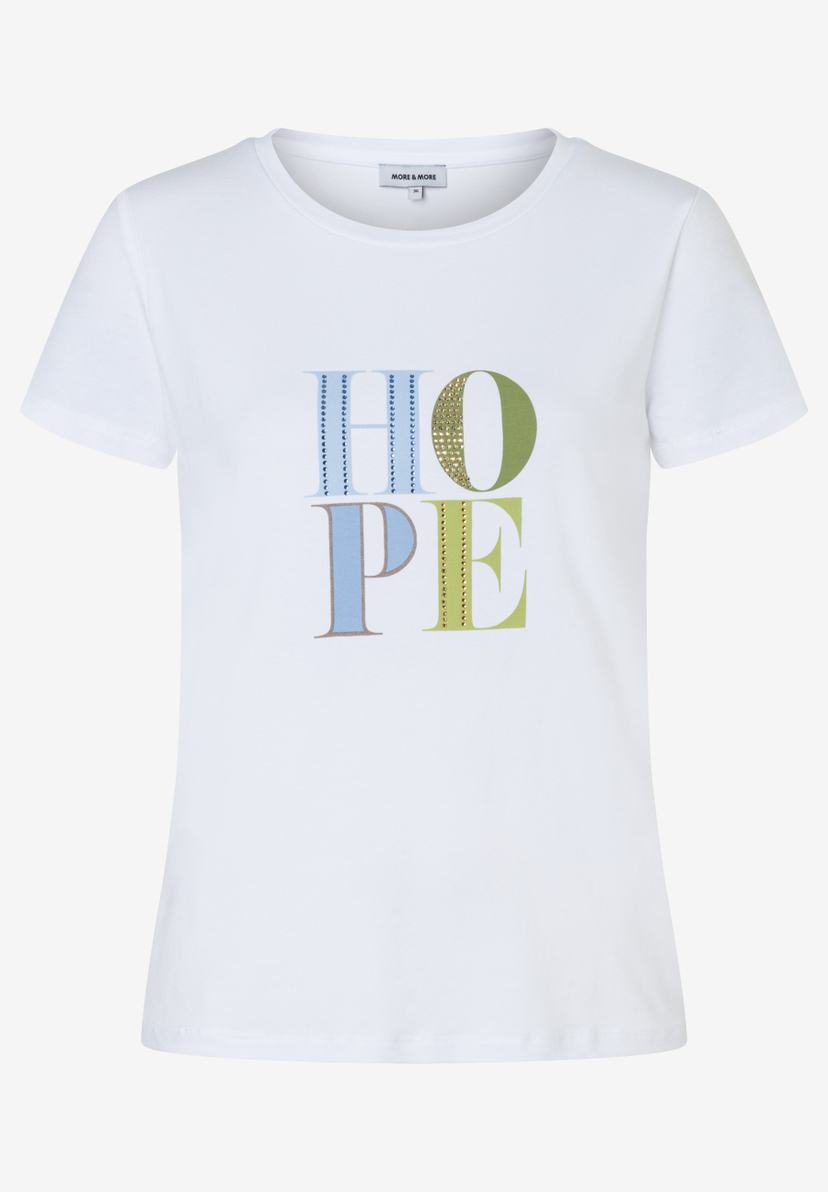 Ein weißes T-Shirt von MORE & MORE mit dem Schriftzug "HOPE" in verschiedenen Farben. Ein weißes T-Shirt von MORE & MORE mit dem Schriftzug "HOPE" in verschiedenen Farben.