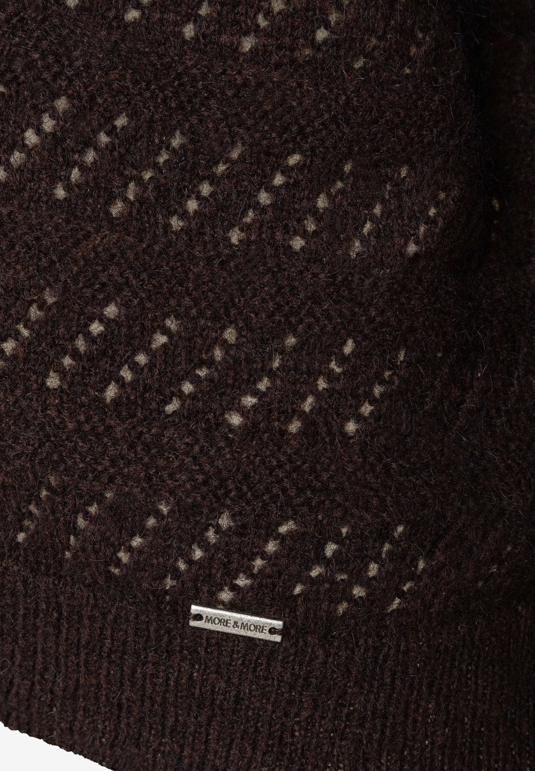 MORE & MORE Pullover in Dunkelbraun mit beigem Rautenmuster und Markenlabel MORE & MORE Pullover in Dunkelbraun mit beigem Rautenmuster und Markenlabel