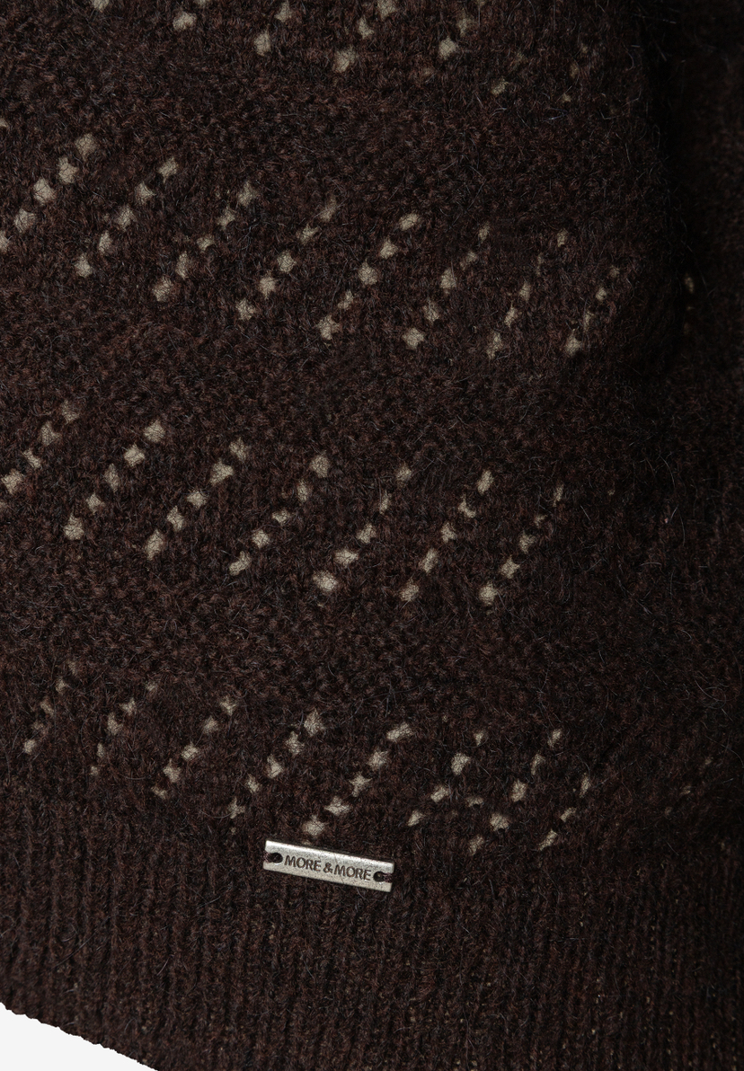 MORE & MORE Pullover in Dunkelbraun mit beigem Rautenmuster und Markenlabel MORE & MORE Pullover in Dunkelbraun mit beigem Rautenmuster und Markenlabel