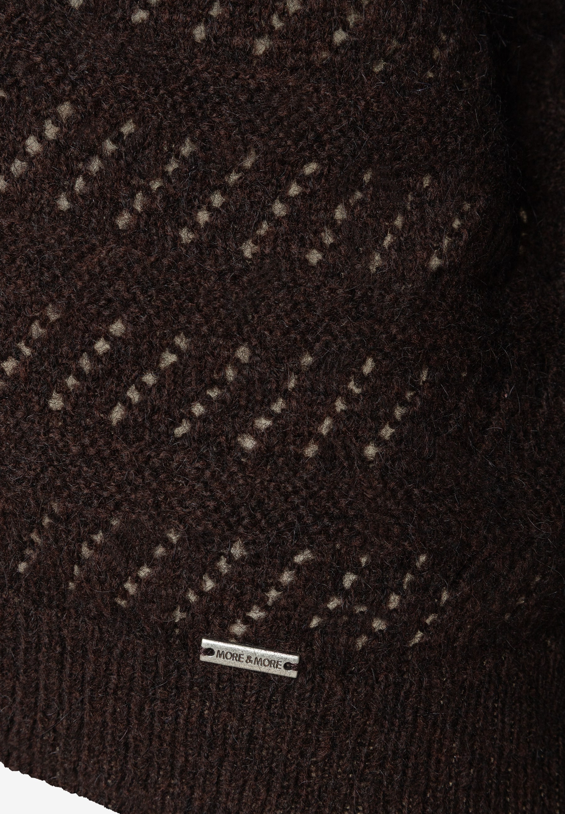 MORE & MORE Pullover in Dunkelbraun mit beigem Rautenmuster und Markenlabel MORE & MORE Pullover in Dunkelbraun mit beigem Rautenmuster und Markenlabel