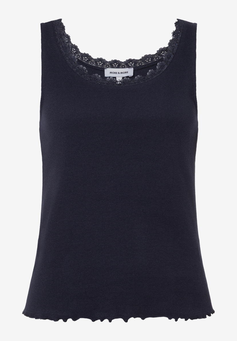 Ein ärmelloses, geripptes Top von MORE & MORE in dunklem Farbton mit zarter Spitze am Halsausschnitt. Ein ärmelloses, geripptes Top von MORE & MORE in dunklem Farbton mit zarter Spitze am Halsausschnitt.