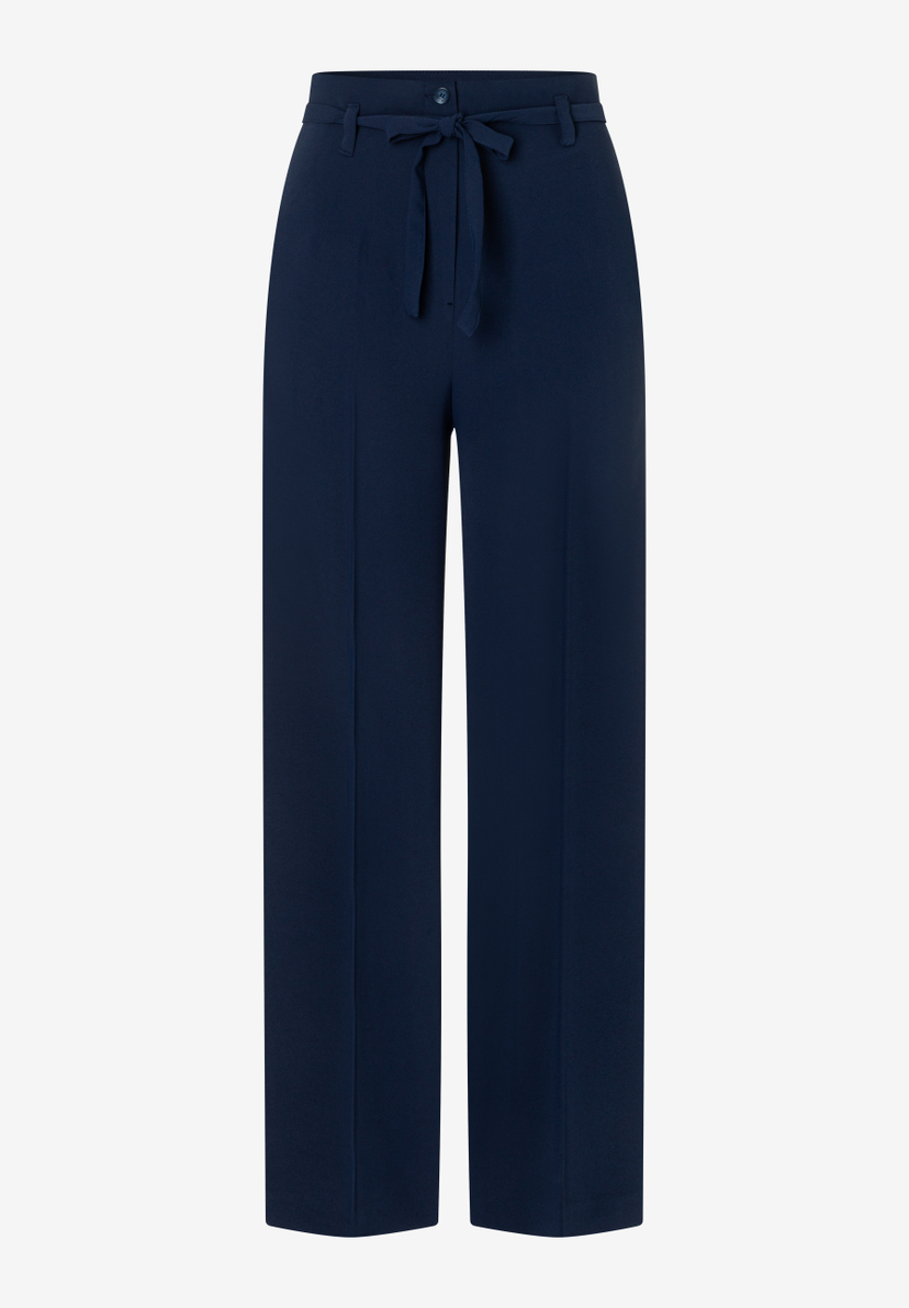 Eine marineblaue Webhose von MORE & MORE mit Bindegürtel. Der Stoff wirkt fließend und bietet angenehmen Tragekomfort. Eine marineblaue Webhose von MORE & MORE mit Bindegürtel. Der Stoff wirkt fließend und bietet angenehmen Tragekomfort.