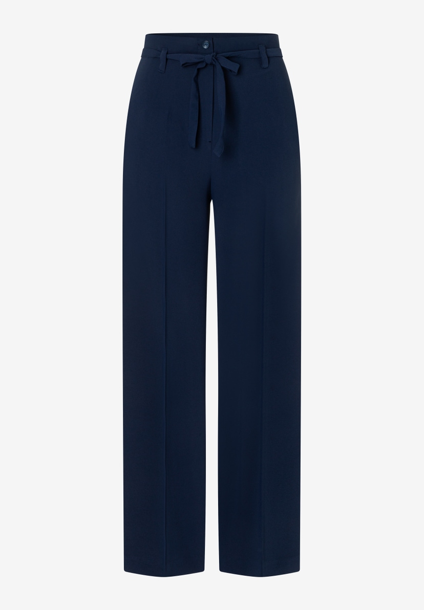 Eine marineblaue Webhose von MORE & MORE mit Bindegürtel. Der Stoff wirkt fließend und bietet angenehmen Tragekomfort. Eine marineblaue Webhose von MORE & MORE mit Bindegürtel. Der Stoff wirkt fließend und bietet angenehmen Tragekomfort.