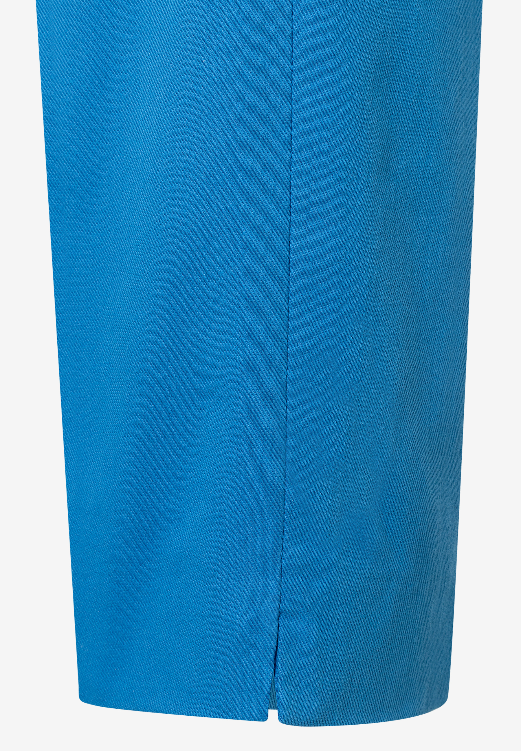 Detailaufnahme der MORE & MORE Hose/Jeans mit blauem Stoff und Saumschlitz. Detailaufnahme der MORE & MORE Hose/Jeans mit blauem Stoff und Saumschlitz.