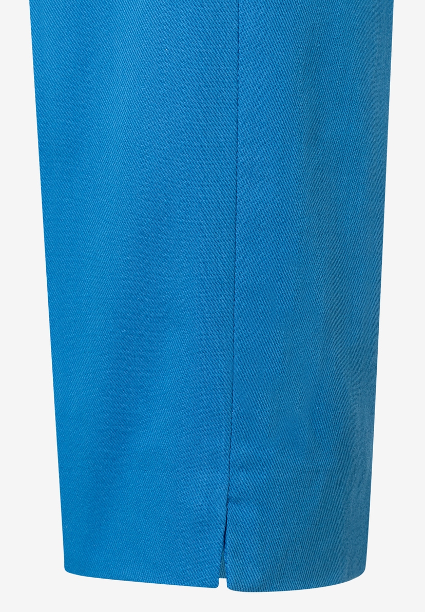 MORE & MORE Jeans aus Webware in leuchtendem Blau, Detailansicht des Beinabschlusses mit kurzem Schlitz. MORE & MORE Jeans aus Webware in leuchtendem Blau, Detailansicht des Beinabschlusses mit kurzem Schlitz.