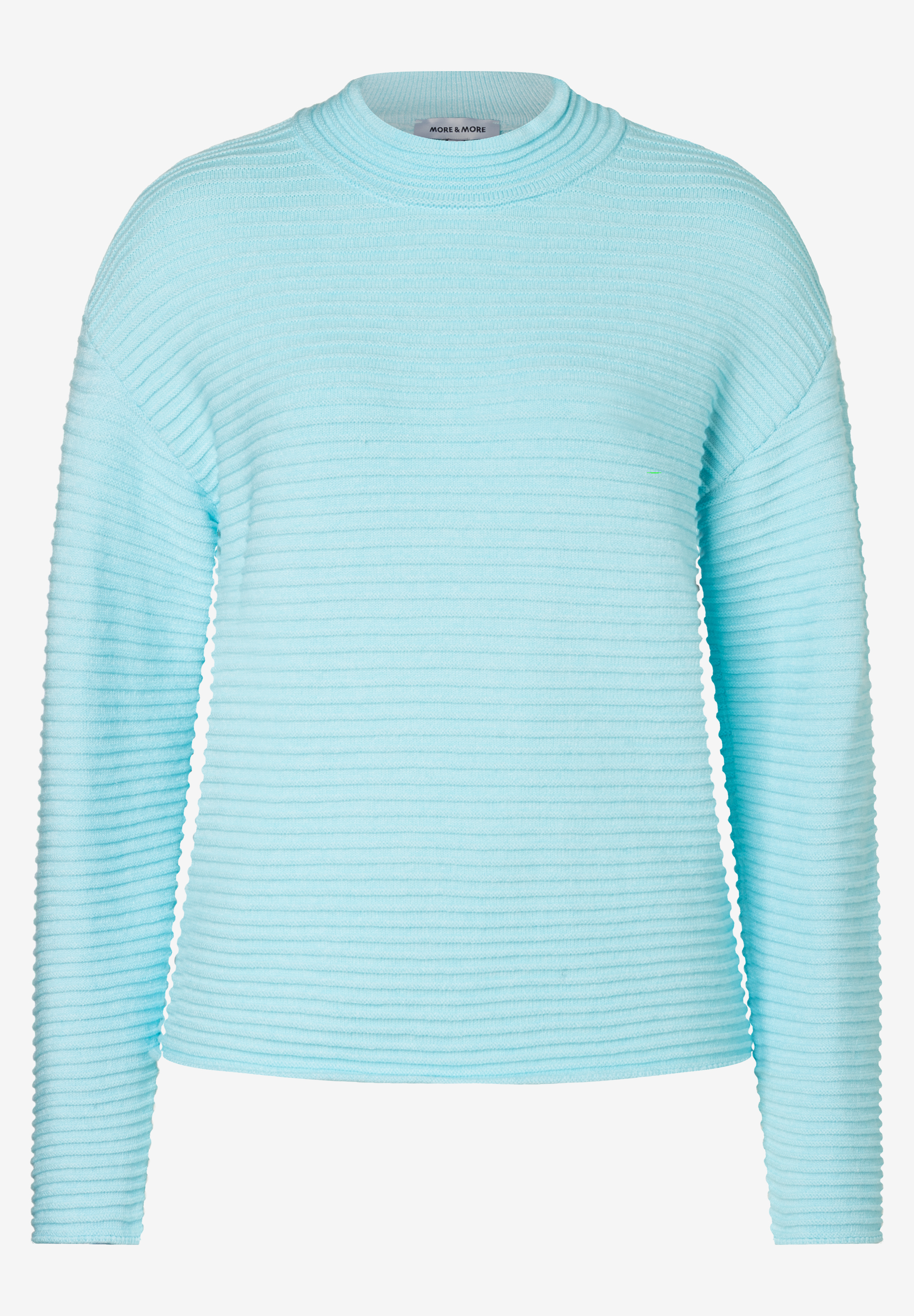 Ein hellblauer, gerippter Strickpullover von MORE & MORE liegt auf einem weißen Hintergrund. Ein hellblauer, gerippter Strickpullover von MORE & MORE liegt auf einem weißen Hintergrund.