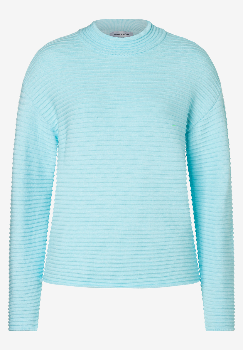 Ein hellblauer, gerippter Strickpullover von MORE & MORE liegt auf einem weißen Hintergrund. Ein hellblauer, gerippter Strickpullover von MORE & MORE liegt auf einem weißen Hintergrund.