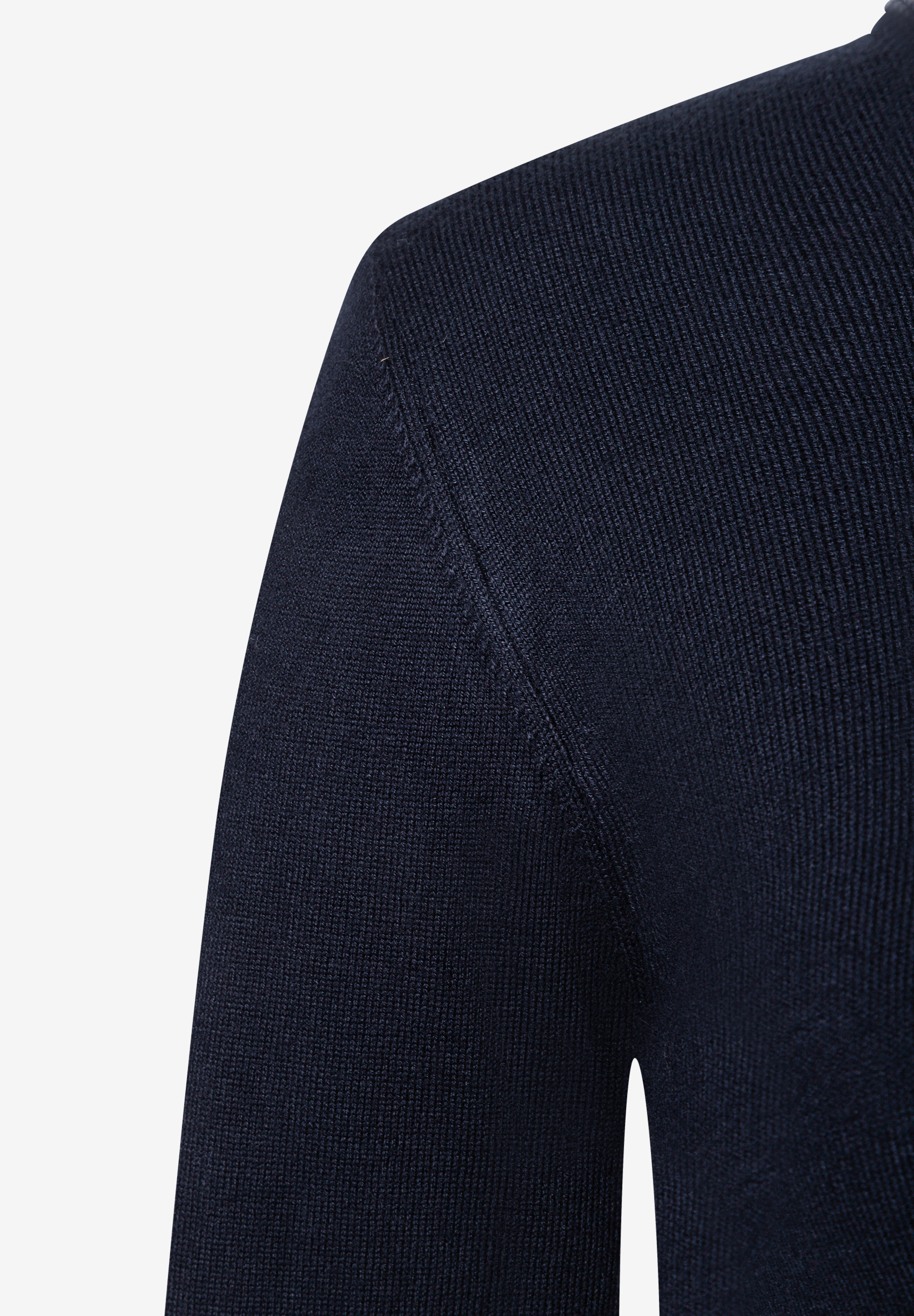MORE & MORE Pullover & Strickwaren: Nahaufnahme des Schulterbereichs eines dunkelblauen Pullovers mit feiner Rippstruktur.
