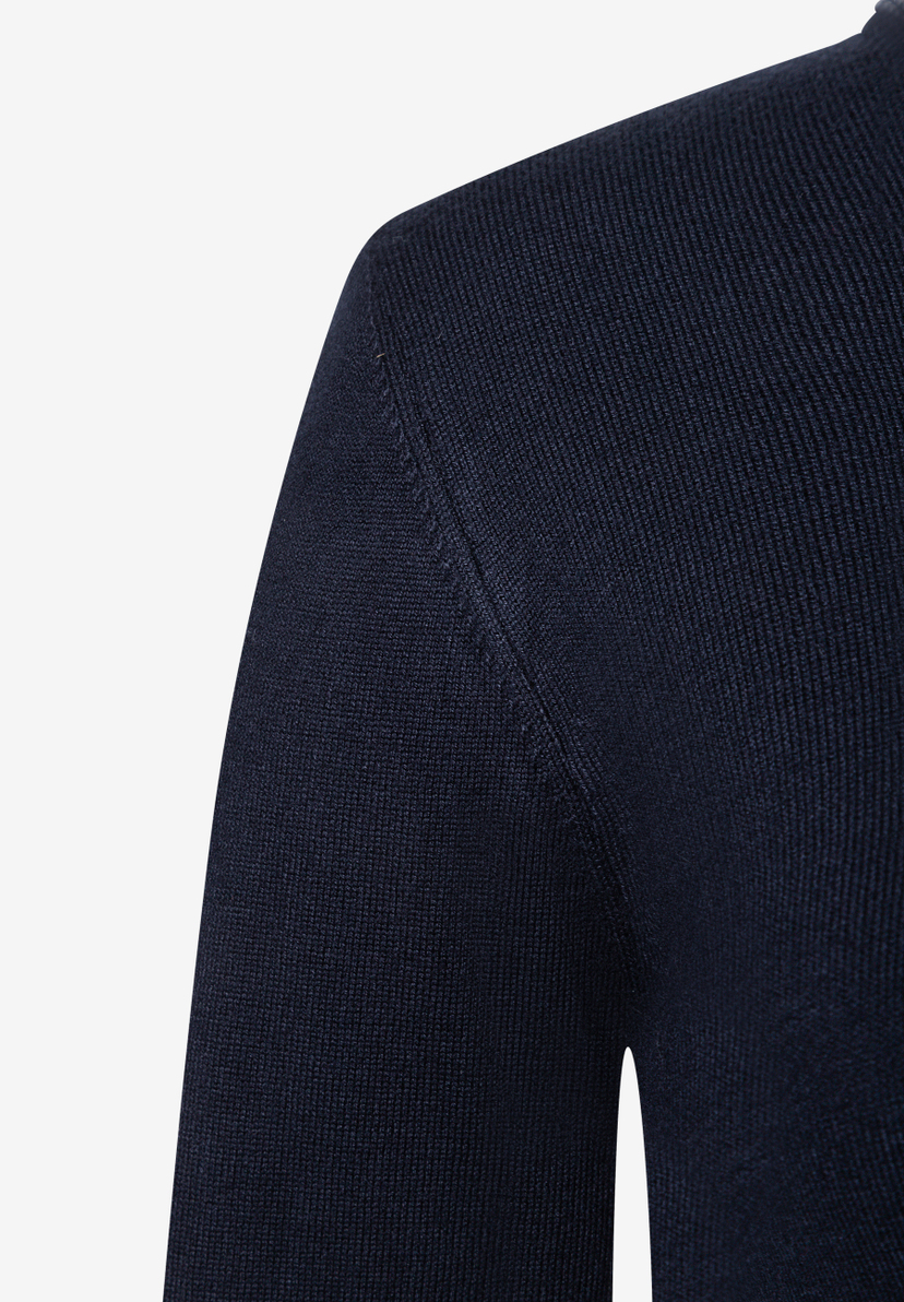 MORE & MORE Pullover & Strickwaren: Nahaufnahme des Schulterbereichs eines dunkelblauen Pullovers mit feiner Rippstruktur.