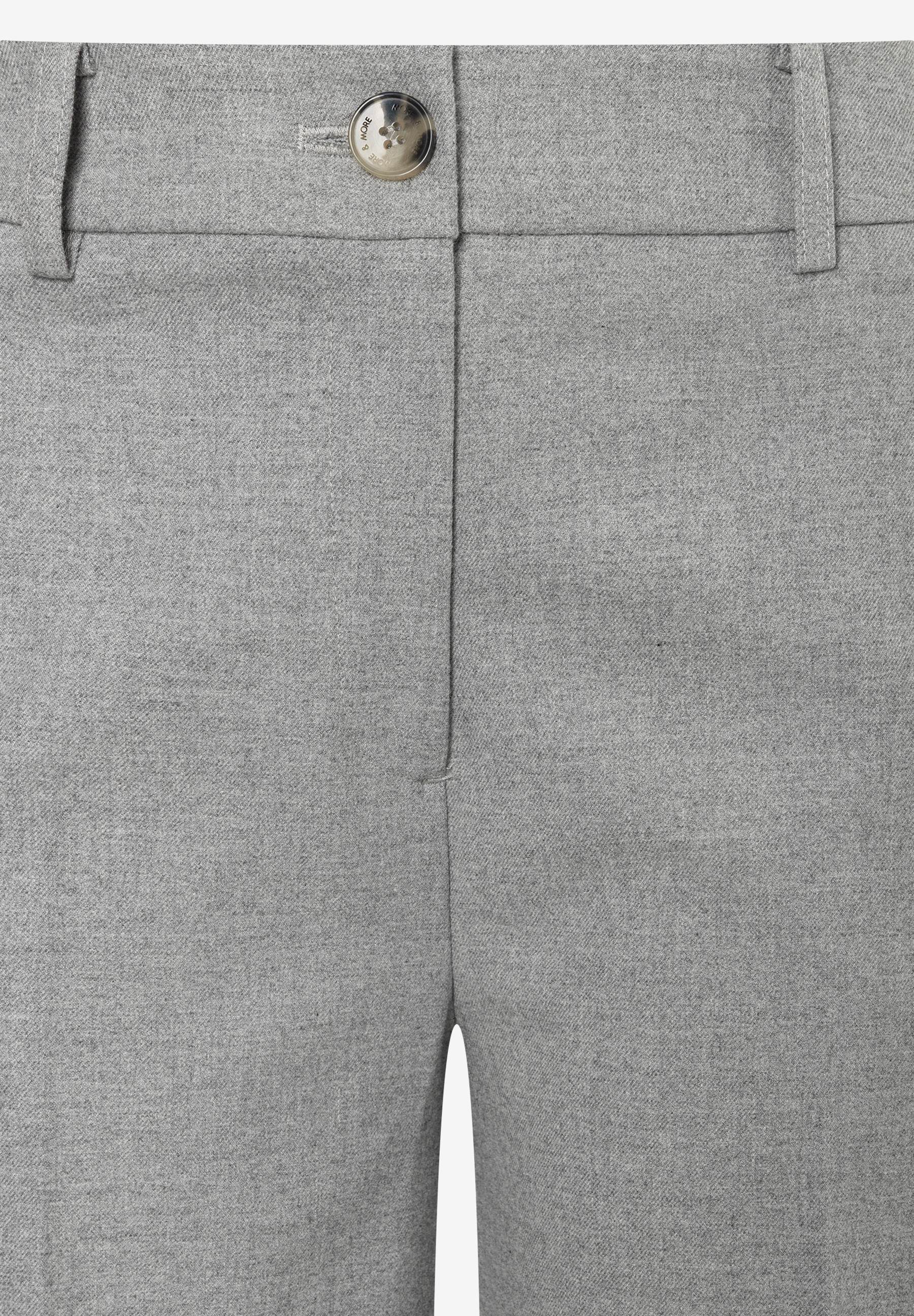 Nahaufnahme einer grauen MORE & MORE Hose. Knopfdetail oben. Nahaufnahme einer grauen MORE & MORE Hose. Knopfdetail oben.