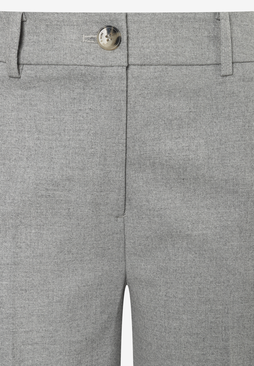 Nahaufnahme einer grauen MORE & MORE Hose. Knopfdetail oben. Nahaufnahme einer grauen MORE & MORE Hose. Knopfdetail oben.