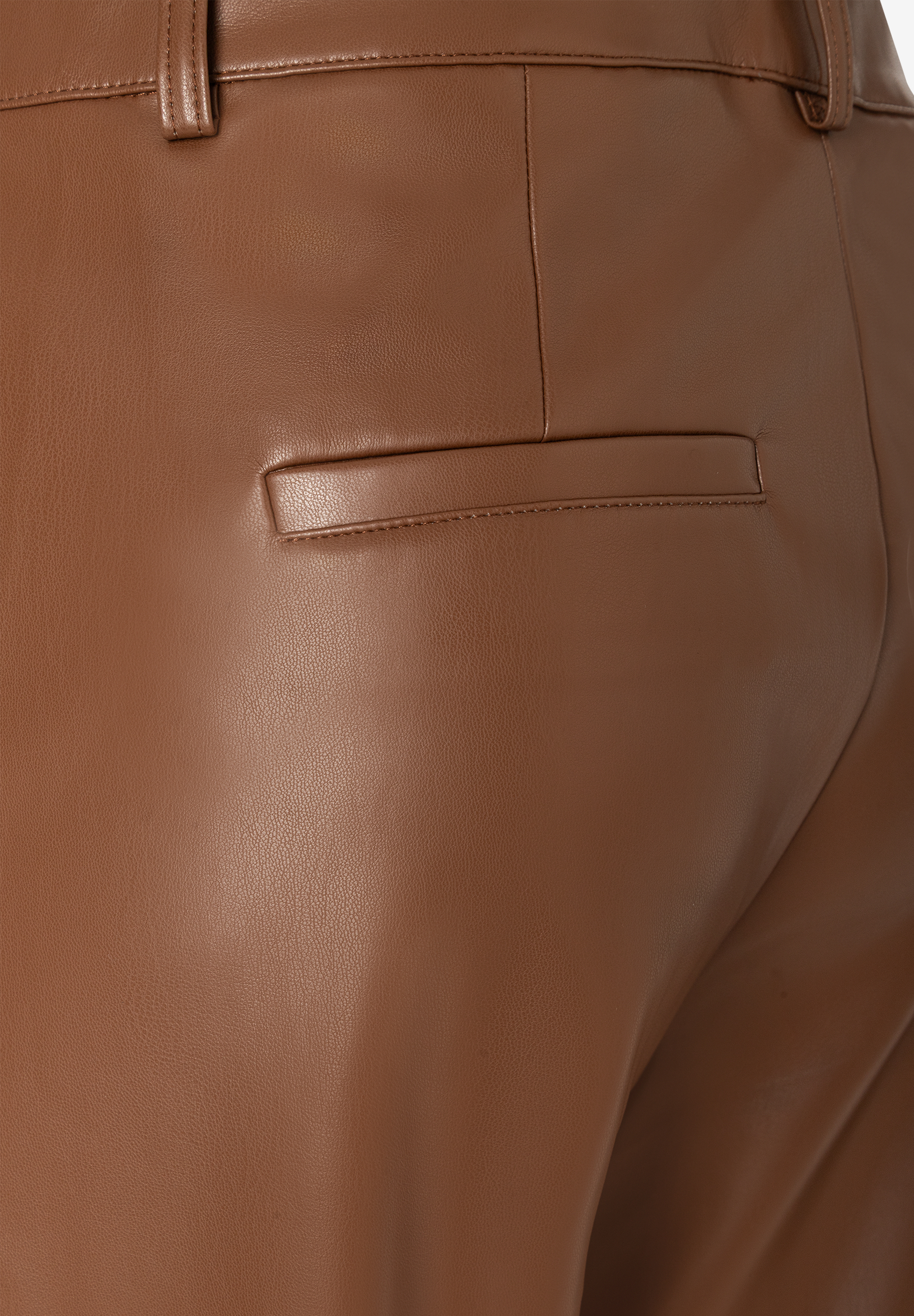 MORE & MORE Jeans: Nahaufnahme einer braunen veganen Lederhose mit Gürtelschlaufe & Gesäßtasche.