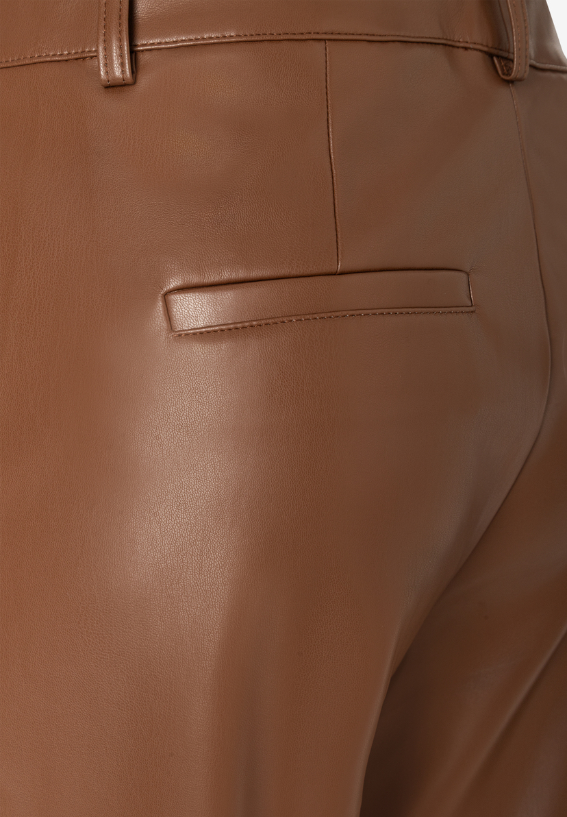 MORE & MORE Jeans: Nahaufnahme einer braunen veganen Lederhose mit Gürtelschlaufe & Gesäßtasche.