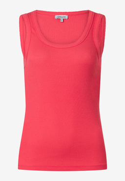 Ein korallfarbenes, geripptes Tanktop von MORE & MORE mit Rundhalsausschnitt.