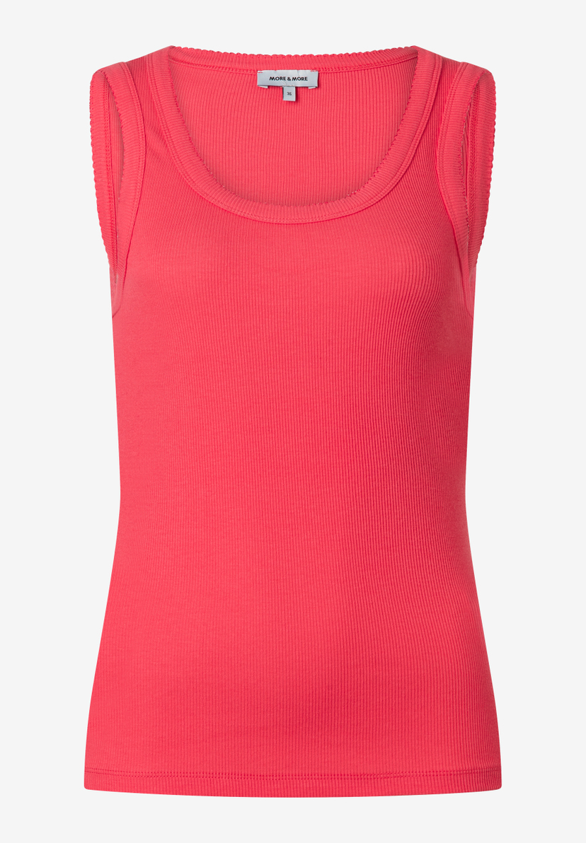 Ein korallfarbenes, geripptes Tanktop von MORE & MORE mit Rundhalsausschnitt. Ein korallfarbenes, geripptes Tanktop von MORE & MORE mit Rundhalsausschnitt.