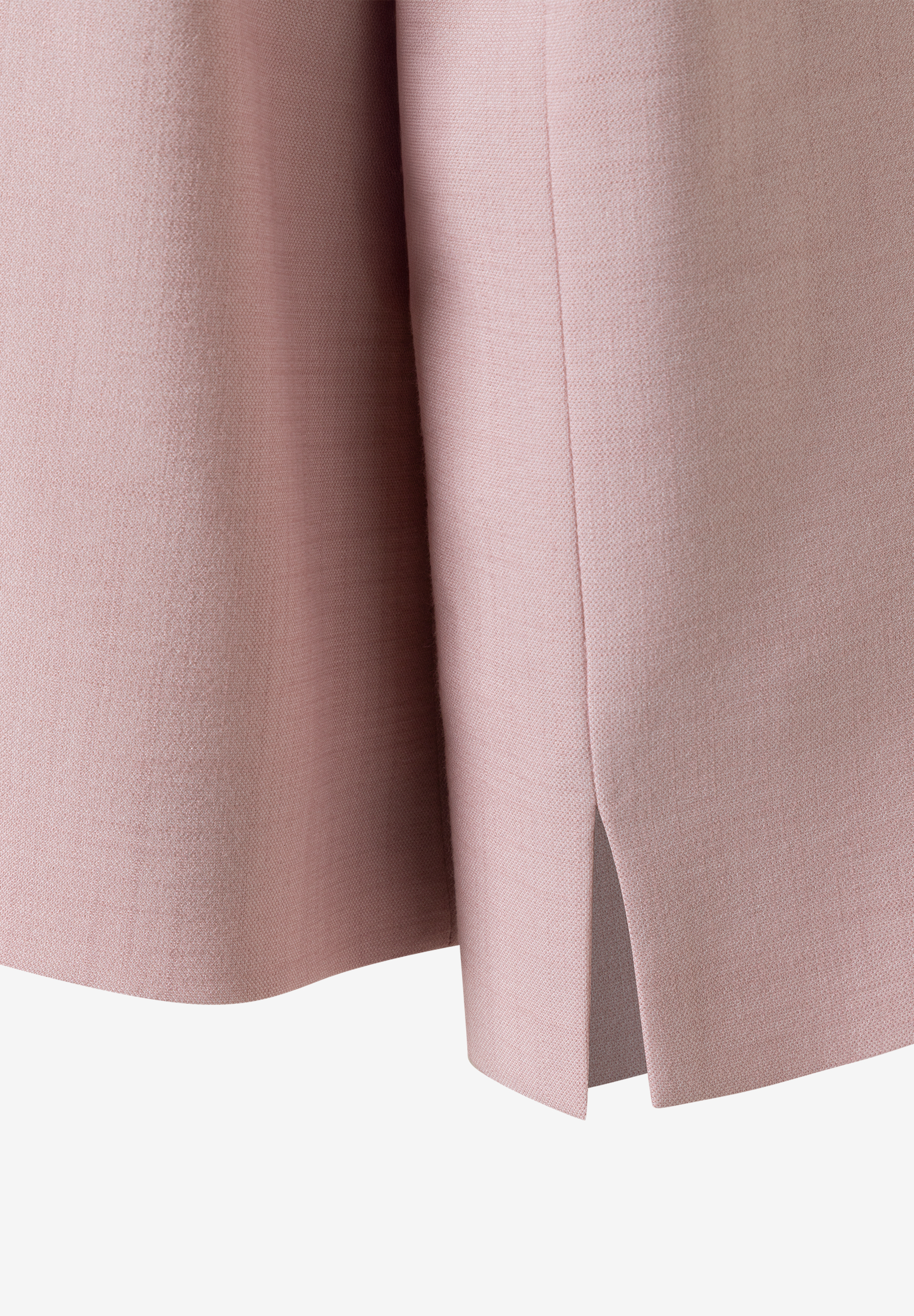 Detailansicht eines MORE & MORE Oberteils mit einem Schlitz am Saum in zartem Rosa. Detailansicht eines MORE & MORE Oberteils mit einem Schlitz am Saum in zartem Rosa.