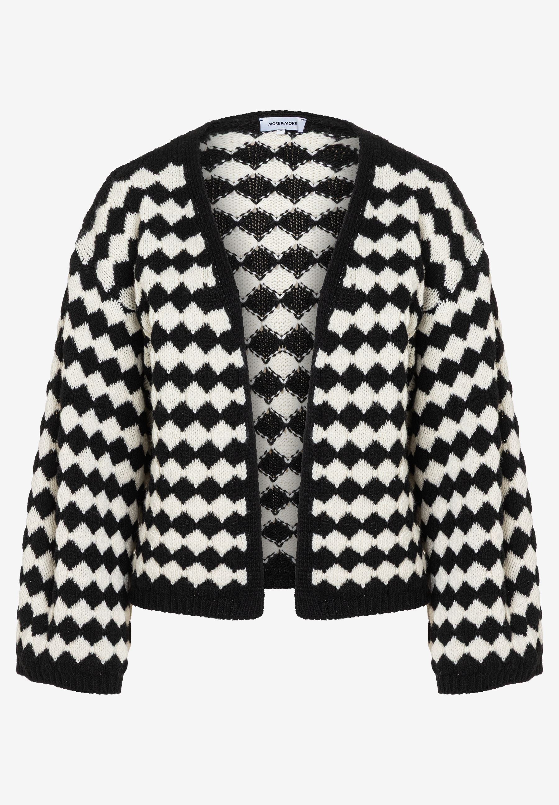 Eine Strickjacke von MORE & MORE mit einem Muster aus schwarzen und weißen Rauten. Eine Strickjacke von MORE & MORE mit einem Muster aus schwarzen und weißen Rauten.