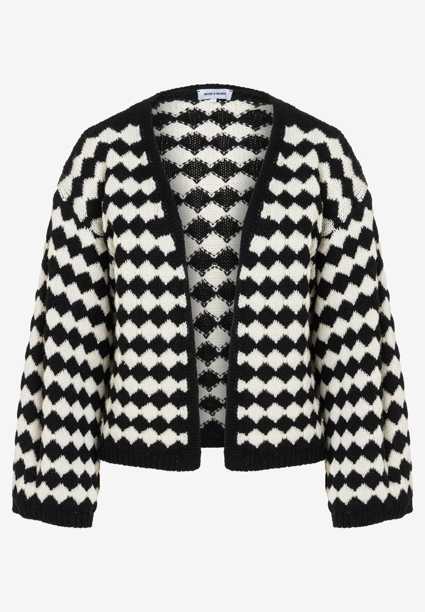 Eine Strickjacke von MORE & MORE mit einem Muster aus schwarzen und weißen Rauten. Eine Strickjacke von MORE & MORE mit einem Muster aus schwarzen und weißen Rauten.