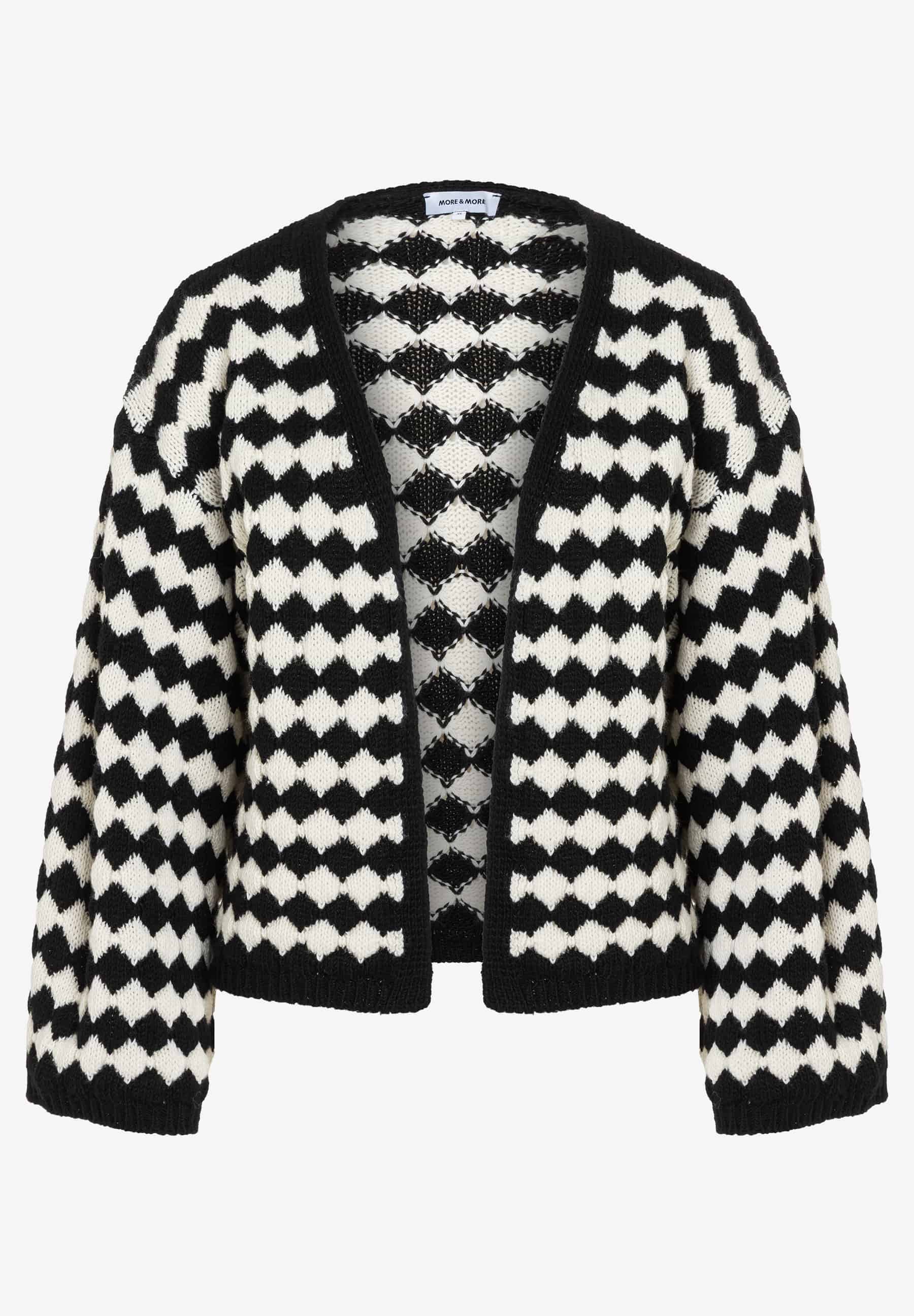 Eine Strickjacke von MORE & MORE mit einem Muster aus schwarzen und weißen Rauten. Eine Strickjacke von MORE & MORE mit einem Muster aus schwarzen und weißen Rauten.