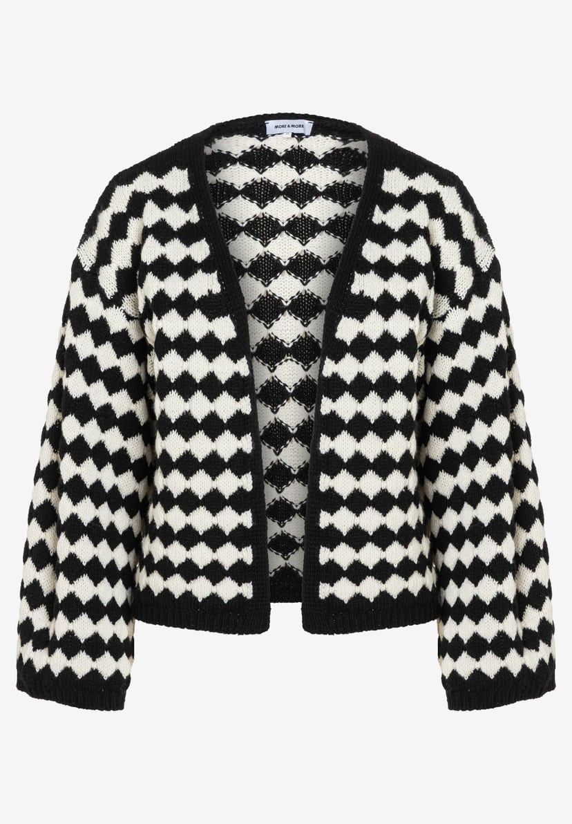 Eine Strickjacke von MORE & MORE mit einem Muster aus schwarzen und weißen Rauten. Eine Strickjacke von MORE & MORE mit einem Muster aus schwarzen und weißen Rauten.
