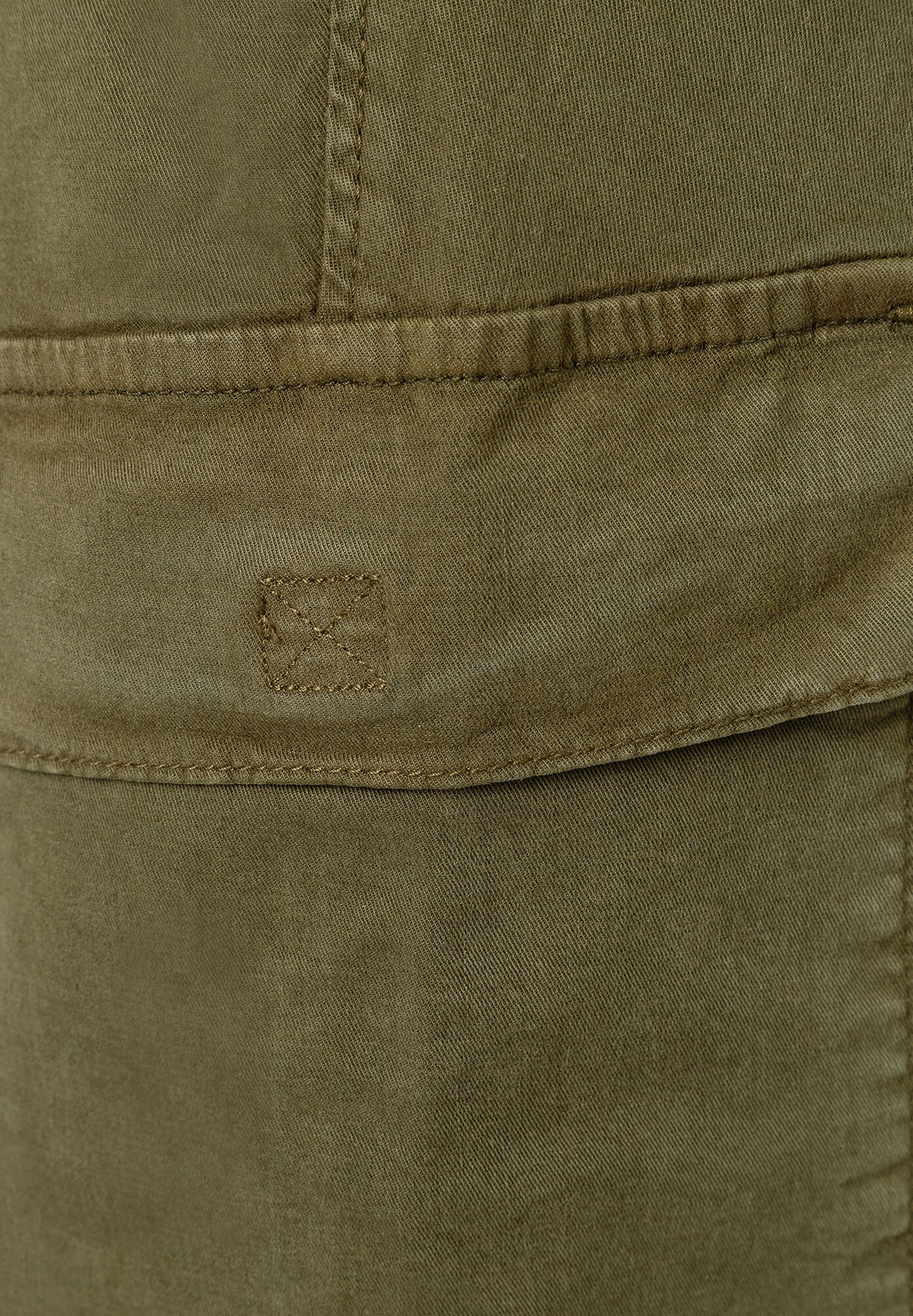 Nahaufnahme einer olivgrünen MORE & MORE Stretch-Denim-Hose mit Tasche und kleinem Logo.