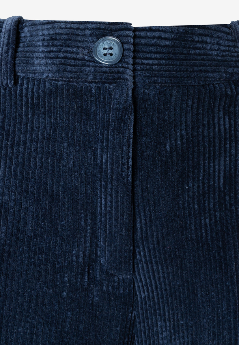 MORE & MORE Jeans aus elastischem Cord in Navy. Angenehmer Tragekomfort, softer Griff und eine Knopfleiste. MORE & MORE Jeans aus elastischem Cord in Navy. Angenehmer Tragekomfort, softer Griff und eine Knopfleiste.
