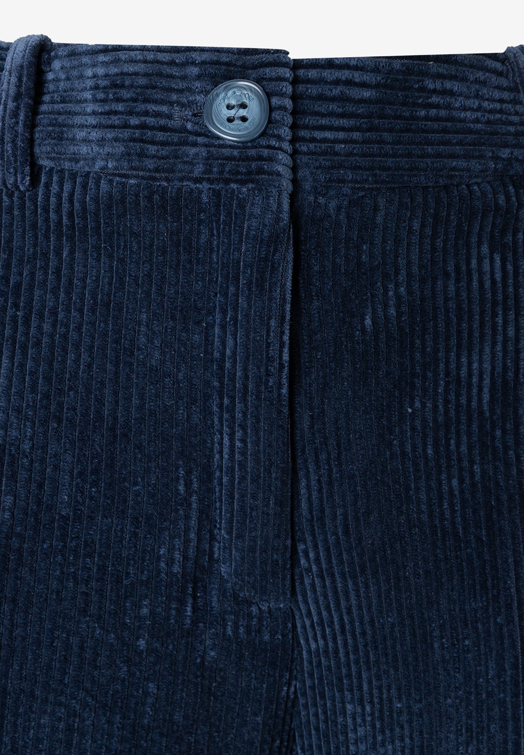 MORE & MORE Jeans aus elastischem Cord in Navy. Angenehmer Tragekomfort, softer Griff und eine Knopfleiste. MORE & MORE Jeans aus elastischem Cord in Navy. Angenehmer Tragekomfort, softer Griff und eine Knopfleiste.